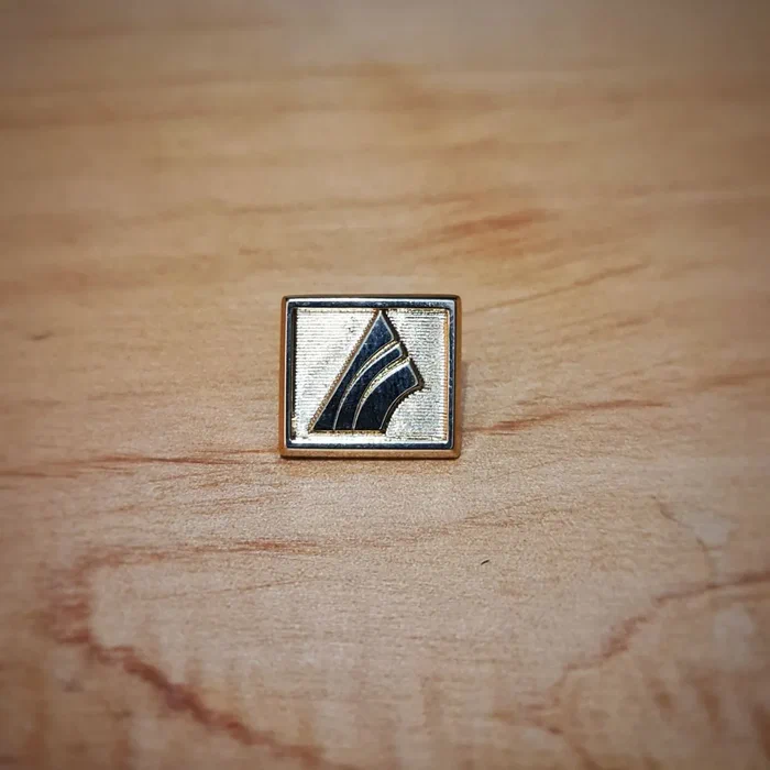 Pin with the Banco G&T Continental logo