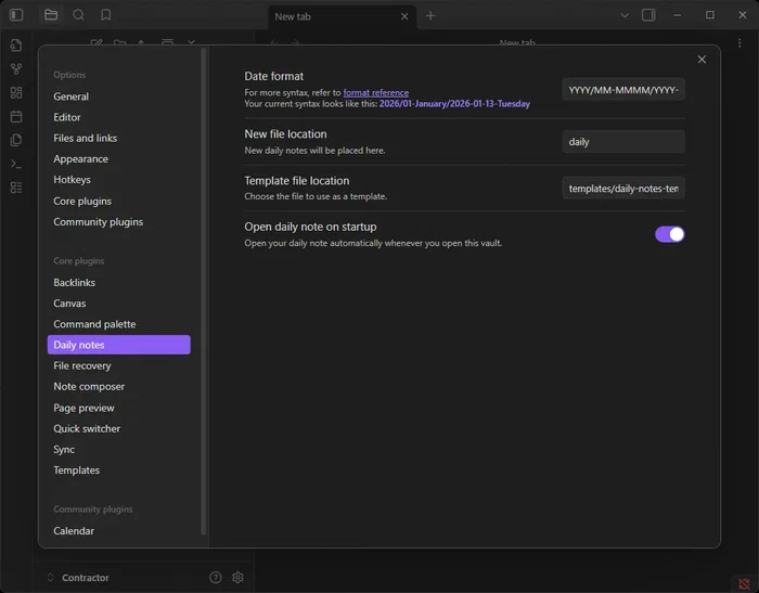 Configuración del plugin Daily Notes en Obsidian, mostrando ajustes para el formato de fecha, la ubicación del archivo y la opción de crear la nota diaria al iniciar.