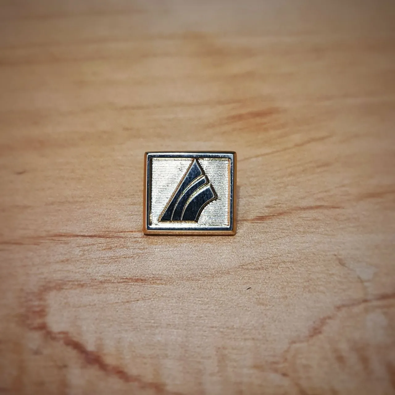 Pin with the Banco G&T Continental logo
